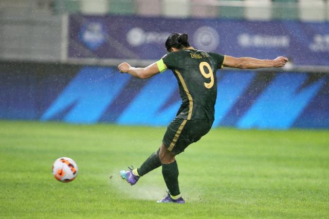 足球比分直播-张玉宁两次点球被扑创中超历史 韩佳奇成全场最佳